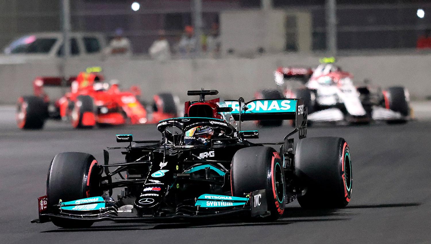 ADELANTE. Lewis Hamilton fue el más veloz durante la clasificación del sábado en Arabia Saudita.