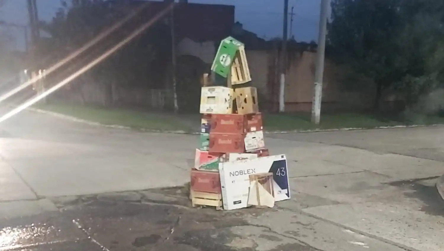 ENORME. La rotura en el pavimento tiene alrededor de 50 centímetros de diámetro y la montaña de cajas casi dos metros.