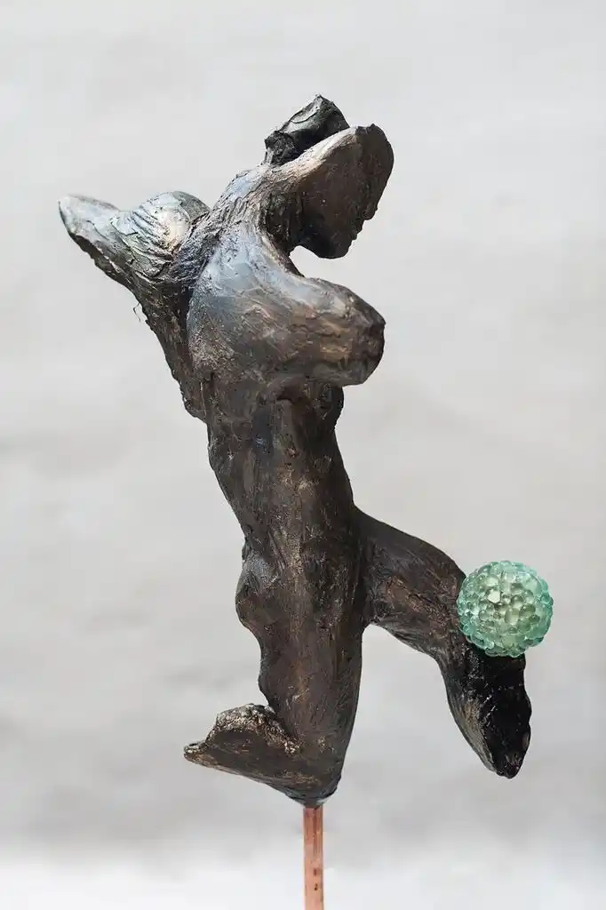 EN MOVIMIENTO. Una mujer empuja una esfera con su pierna. 