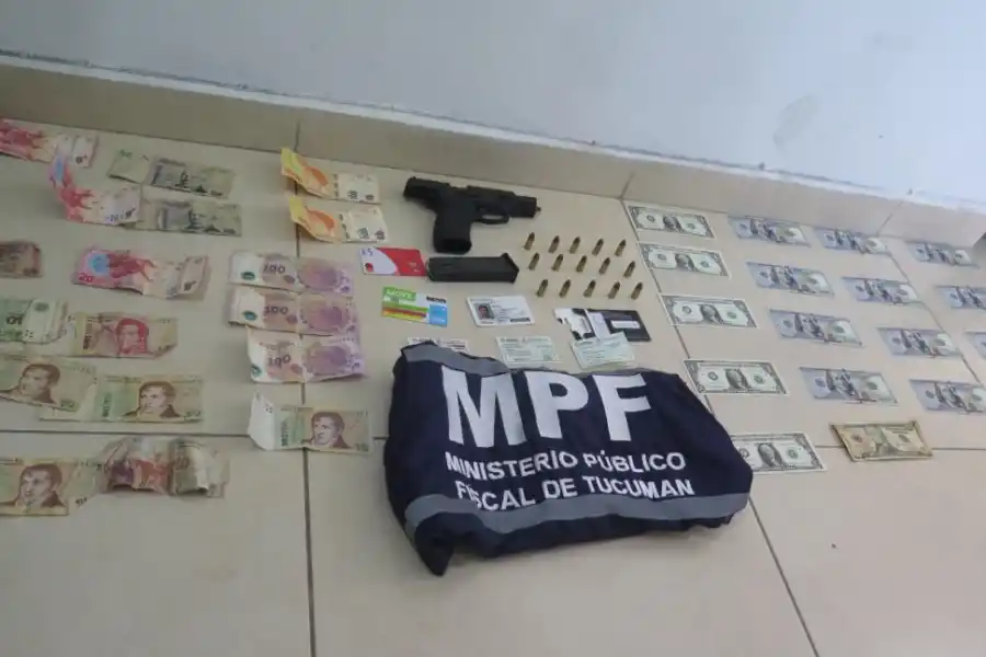 PRUEBAS. El dinero y un arma que secuestraron en las medidas.