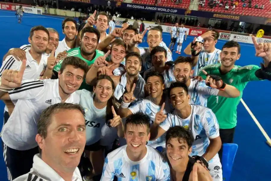 SELFIE MUNDIALISTA. Nardolillo (segundo adelante) festeja apenas terminó la final. 