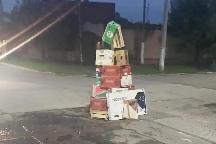 ENORME. La rotura en el pavimento tiene alrededor de 50 centímetros de diámetro y la montaña de cajas casi dos metros.