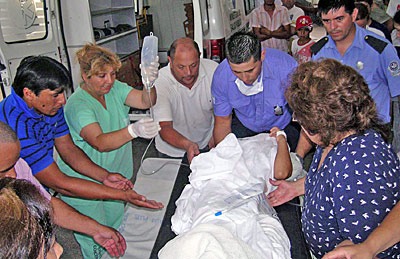 URGENCIA. El momento en el que María Vildoza ingresa al  hospital de Niños donde  los médicos pudieron  salvarle la vida