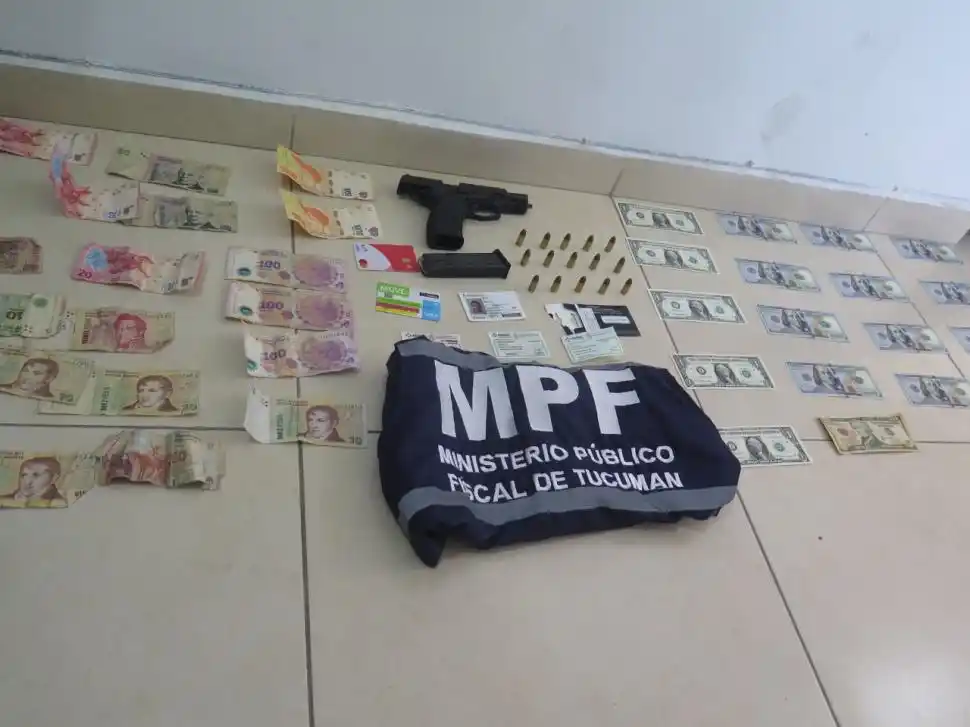 PRUEBAS. El dinero y un arma que secuestraron en las medidas.