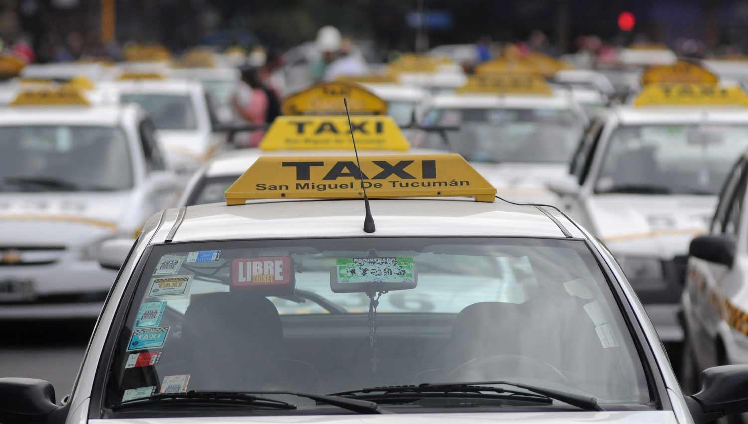 AJUSTE. El servicio de taxi tendría un incremento antes de fin de año. LA GACETA/FOTO DE ANALÍA JARAMILLO (ARCHIVO)