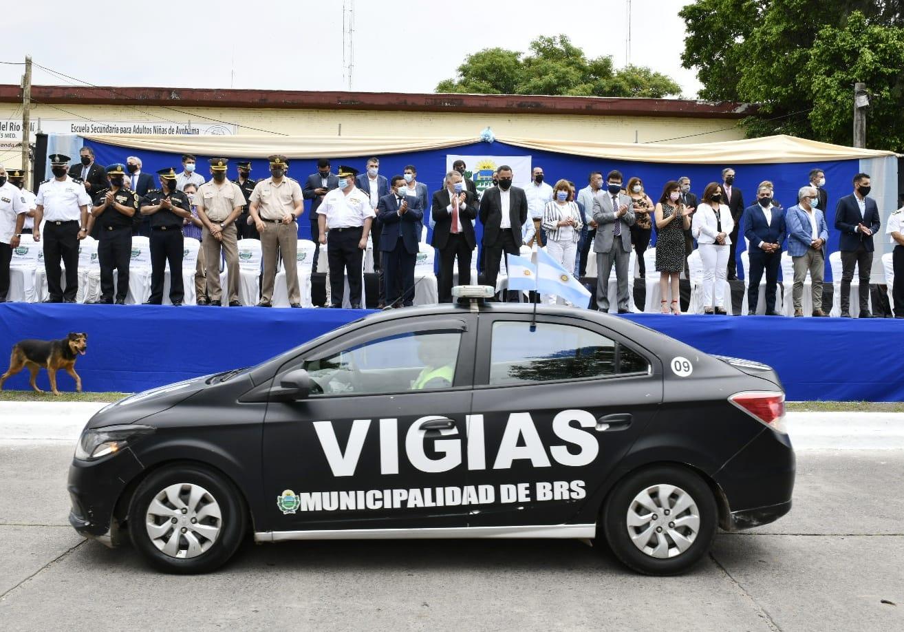NUEVOS RECURSOS. Jaldo hizo entrega de patrulleros y de motos a los Vigías de Banda del Río Salí. Foto: Prensa Gobernación