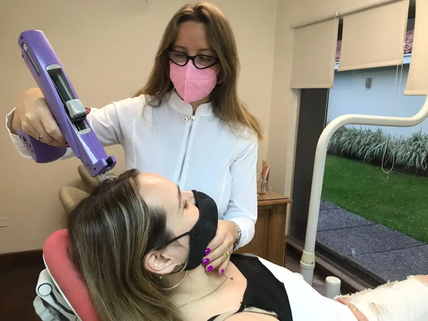 CONTRA LAS ALOPECIAS. La doctora Luciana Müller durante un tratamiento de plasma, para recuperar la caída del cabello. GENTILEZA LUCIANA MULLER