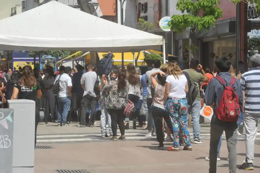 LARGAS FILAS. Cientos de tucumanos se acercaron a completar su carnet en los distintos nodos, incluida la carpa que se montó en Mendoza al 600. LA GACETA / FOTO DE ANTONIO FERRONI