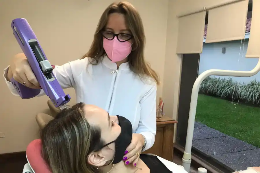 CONTRA LAS ALOPECIAS. La doctora Luciana Müller durante un tratamiento de plasma, para recuperar la caída del cabello. GENTILEZA LUCIANA MULLER