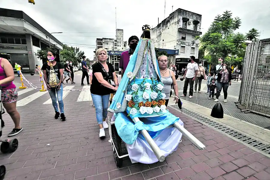 EXPRESIÓN DE FE. Galas a la Virgen Morena