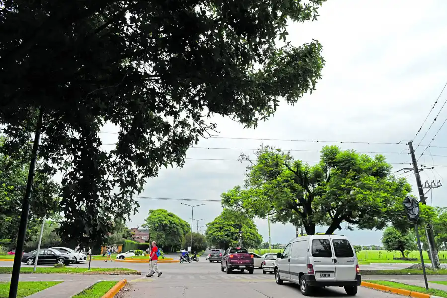 ZONA CRUCIAL. Ayer debieron poner un montículo de tierra al este de  la rotonda de Perón y Bascary para ayudar en el cambio.