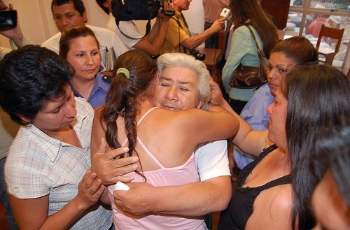 ALIVIO. Doña “Pocha” es abrazada después de haber sido absuelta.