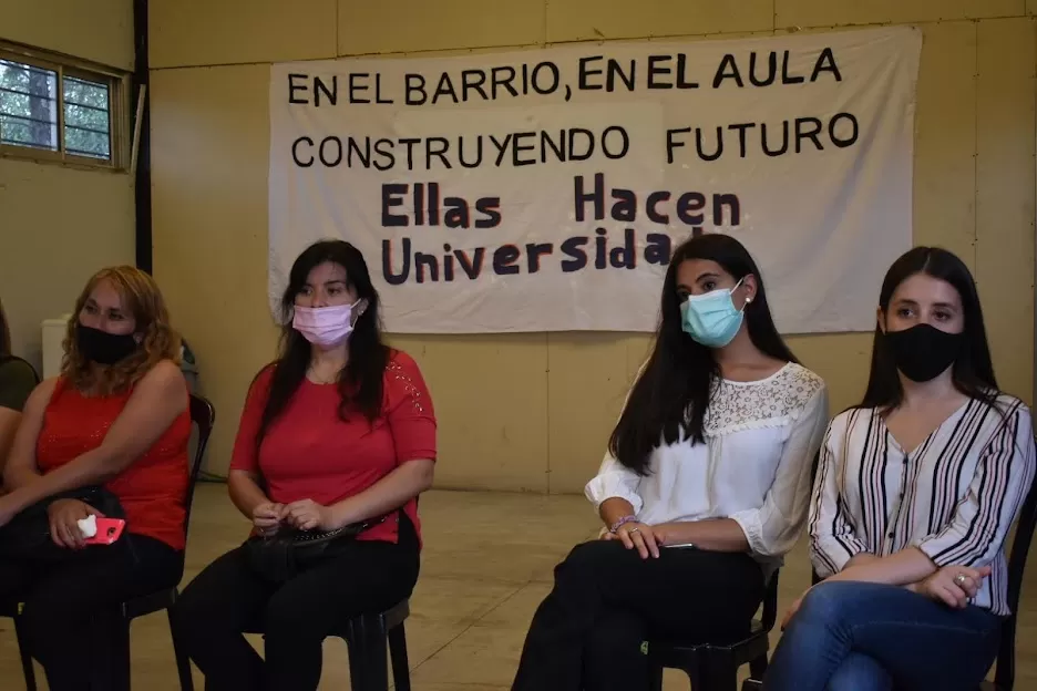 Beneficiarias del programa Ellas Hacen recibieron sus títulos universitarios. Foto Prensa Gobierno