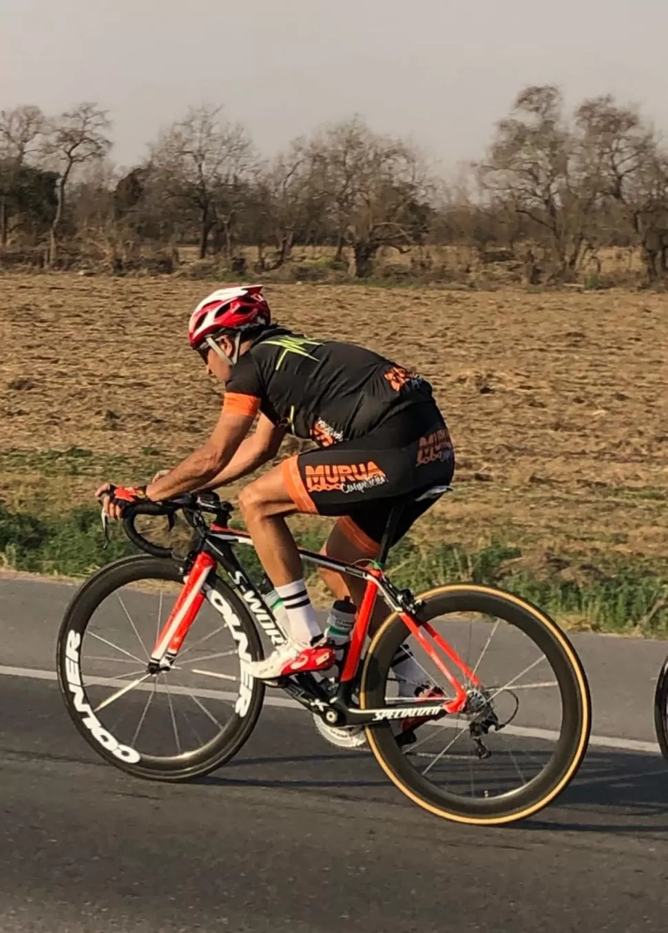 MOSTRÓ UN GRAN NIVEL. Víctor Campos se adjudicó la prueba de ruta, relegando a ciclistas hasta 35 años menor que él.  