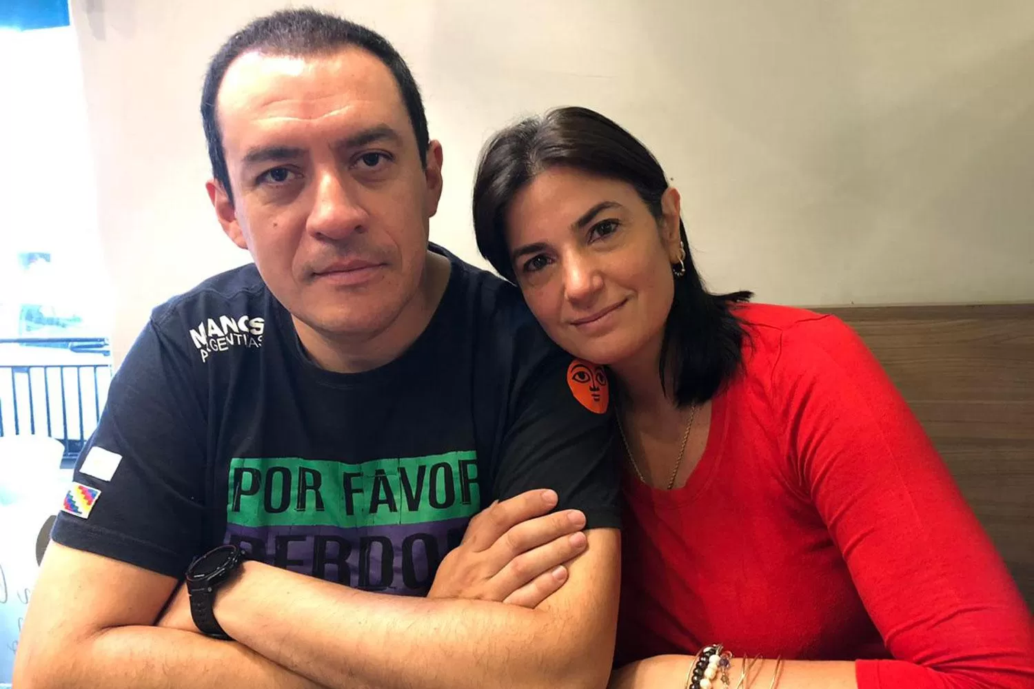 MATRIMONIO DE GINECÓLOGOS. Los médicos Gijena y Ousset en una entrevista de 2019, en un café de Barrio Norte.