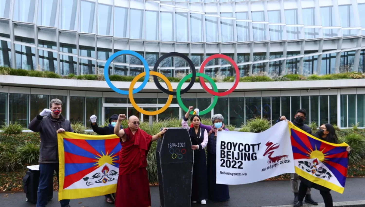 RECHAZO. Un grupo de activistas se manifiesta en Lausana, Suiza, contra los Juegos de Invierno de Beijing 2022.