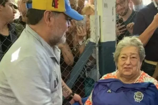 En la sede de Madres de Plaza de Mayo robaron camisetas firmadas por Maradona