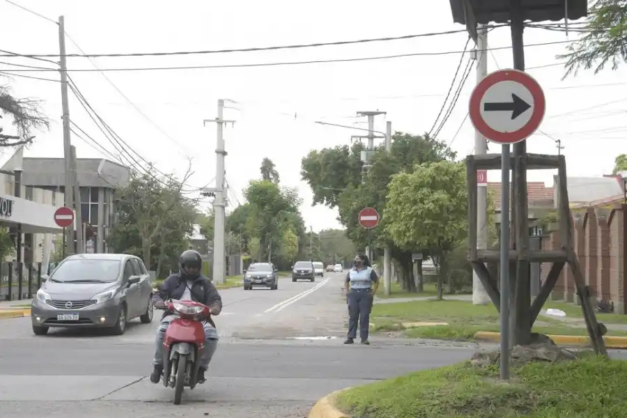 FEDERICO ROSSII Y ACONQUIJA. Los carteles señalan las direcciones.