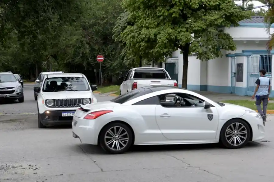 COMPLICACIONES. Autos en varios sentidos; típico de Yerba Buena.