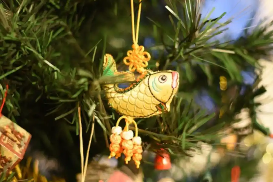ALIMENTO. La figura de los peces se volvieron esenciales en cada arbolito.