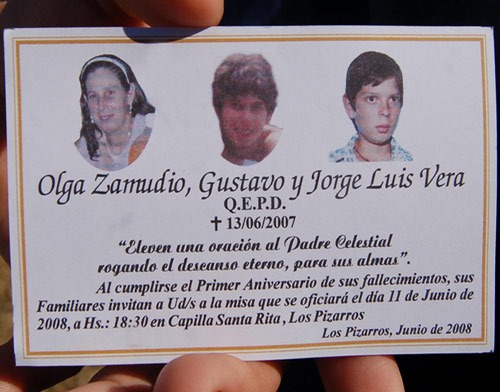 LAS VÍCTIMAS. Una estampita para recordar a la mujer y a los dos jóvenes que fueron asesinados.