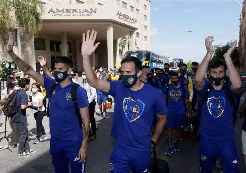 BUEN GESTO. Antes de ingresar al hotel de Termas de Río Hondo, los futbolistas “Xeneizes” se acercaron hasta las vallas de contención a saludar a los miles de fanáticos que desataron la locura en esa ciudad. 