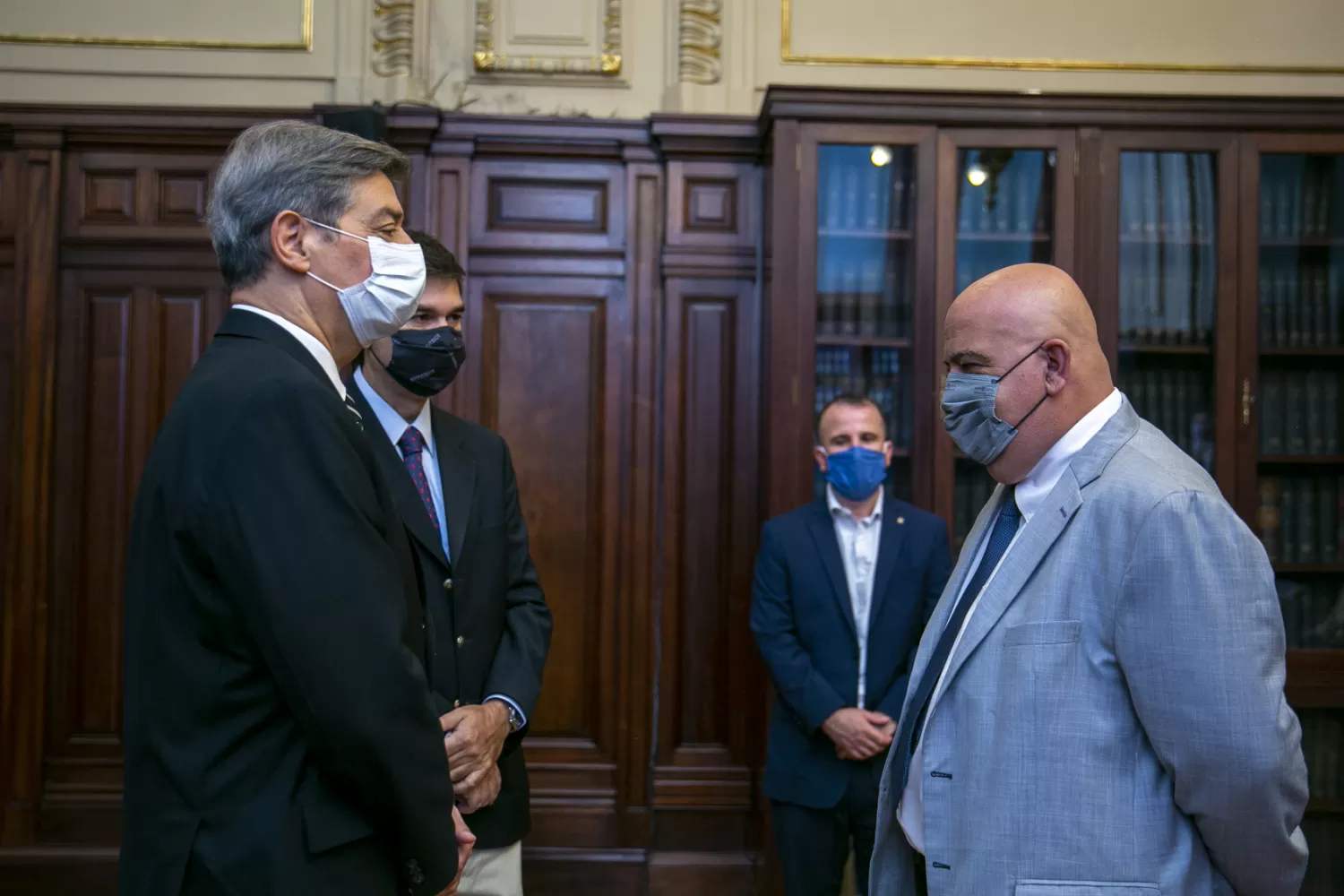 HORACIO ROSATTI y Gustavo Rodríguez dialogan en la entrega del premio. 