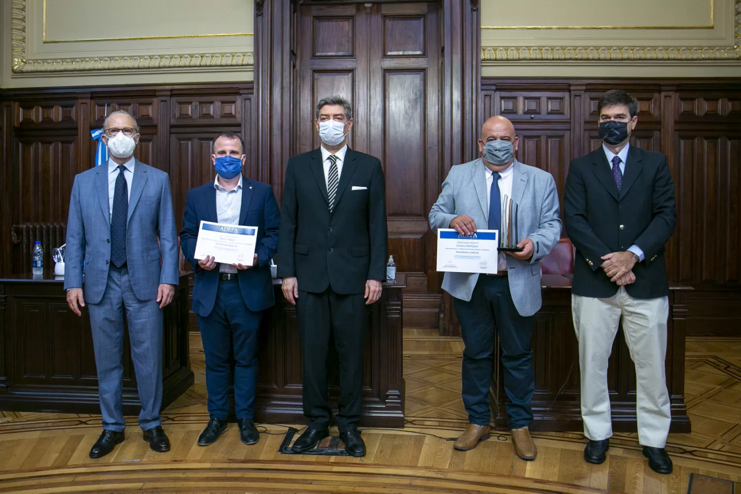 MOMENTO DE LA PREMIACIÓN. Galardón para el periodista de La Gaceta. 