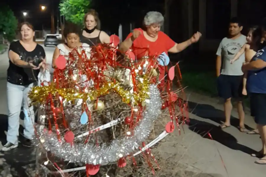 MOLESTOS. Los vecinos reclamaron que una niña de 12 años cayó en el pozo y decidieron señalizarlo.