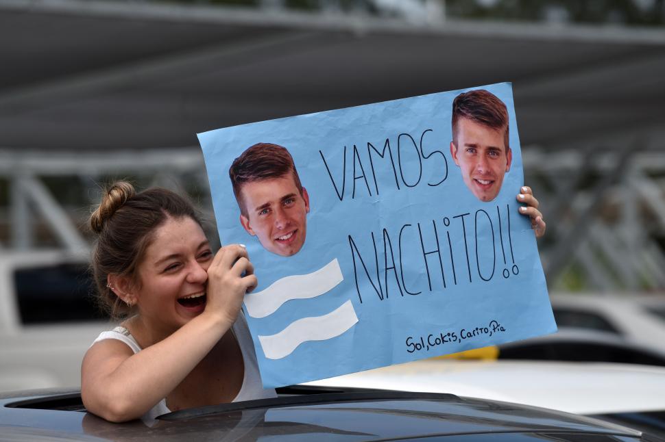 PRODUCCIÓN. Cartulinas con el rostro de Nardolillo y frases de apoyo fueron algunos de los modos que se utilizaron para agasajar al campeón del mundo. 