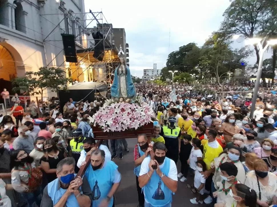 IMAGEN HISTÓRICA. La titular de la diócesis de la Santísima Concepción llega en peregrinación rodeada de miles de fieles que fueron a honrarla.  