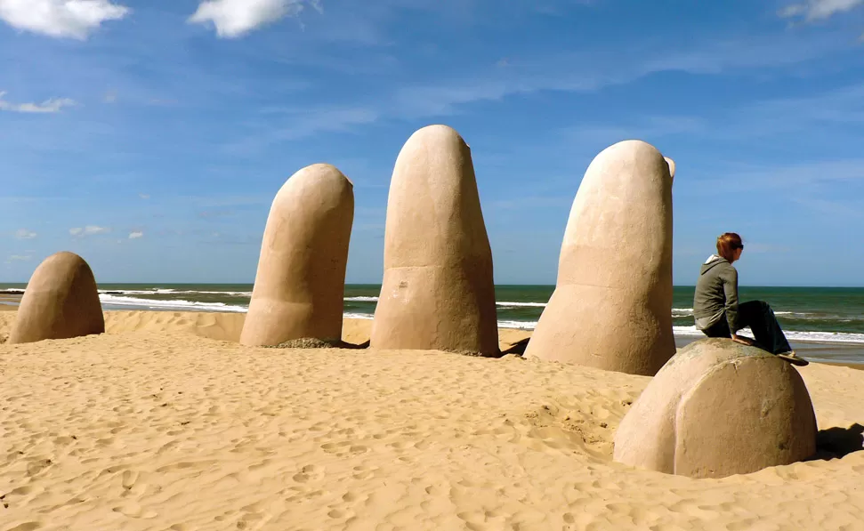 ÍCONO ESTEÑO. La mano, Los dedos u Hombre emergiendo a la vida es una escultura ubicada en el popular balneario de playa Brava.