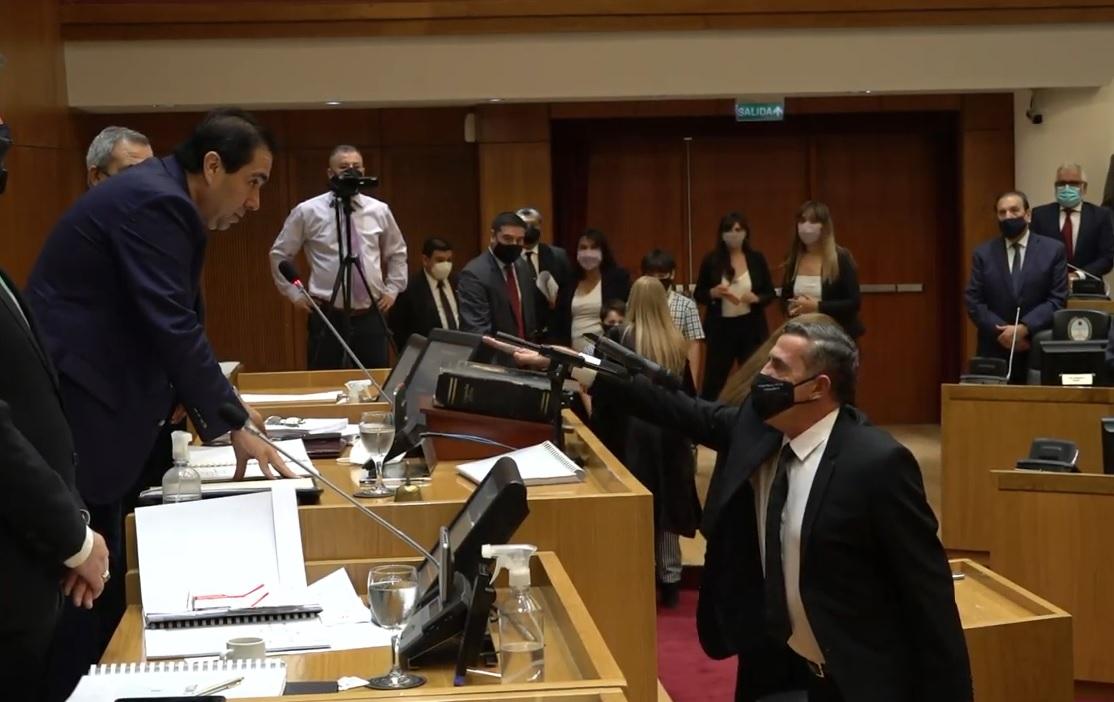SÍ, JURO. Jorge José Delgadino asume ante el presidente subrogante de la Legislatura, Sergio Mansilla. Foto: Captura de Video YT HLT