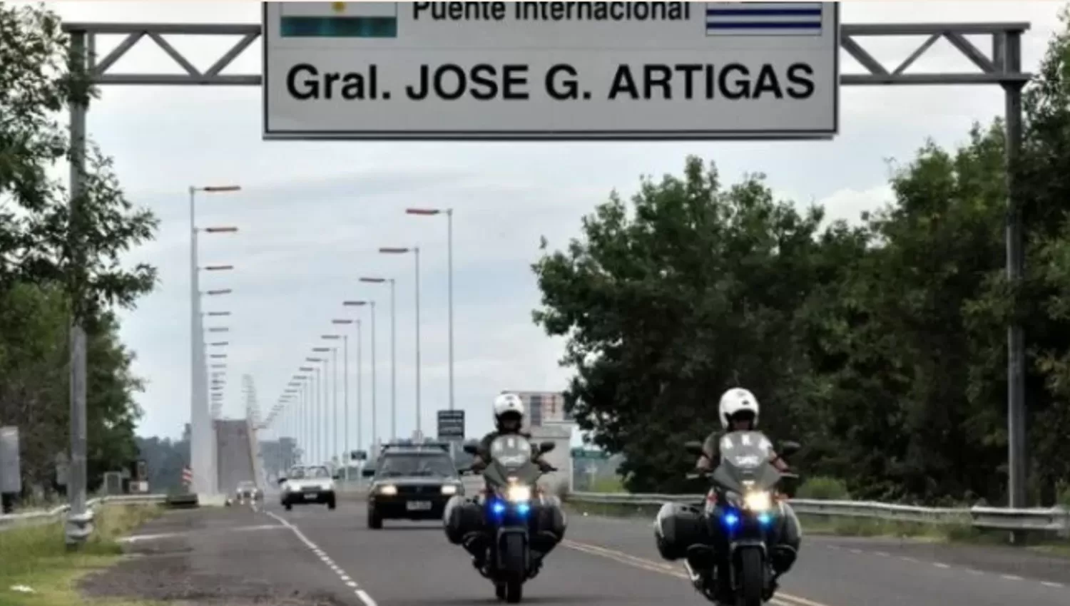 EN ENTRE RÍOS. El paso internacional por el puente Artigas une las ciudades de Colón y Paysandú.