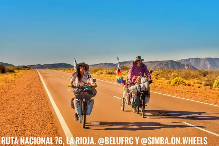 Junto a su perro recorren el país en bicicleta y se enamoraron de Tucumán