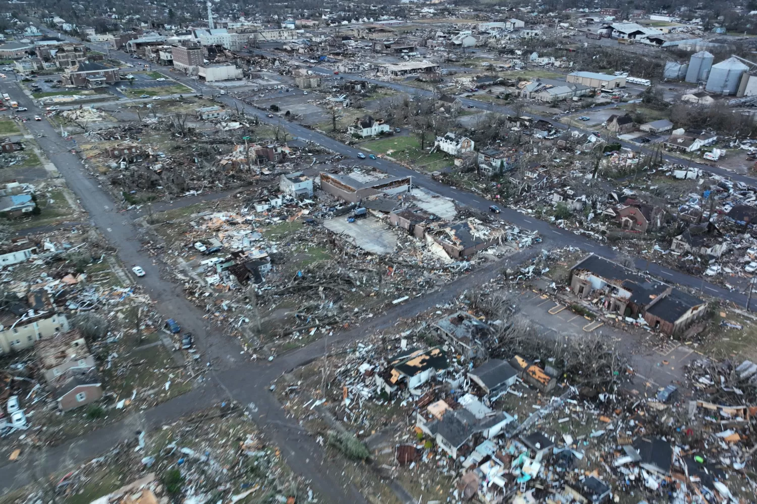 CAOS EN EL SUR DE ESTADOS UNIDOS. Kentucky sufrió por el impacto de los tornados. Foto de Twitter @@bclemms