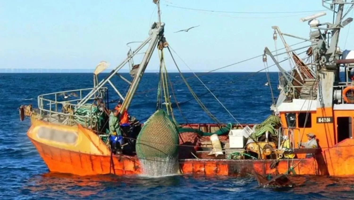 TRAGEDIA. Una persona perdió la vida tras hundirse un barco pesquero. Foto gentileza: elchubut.com.ar