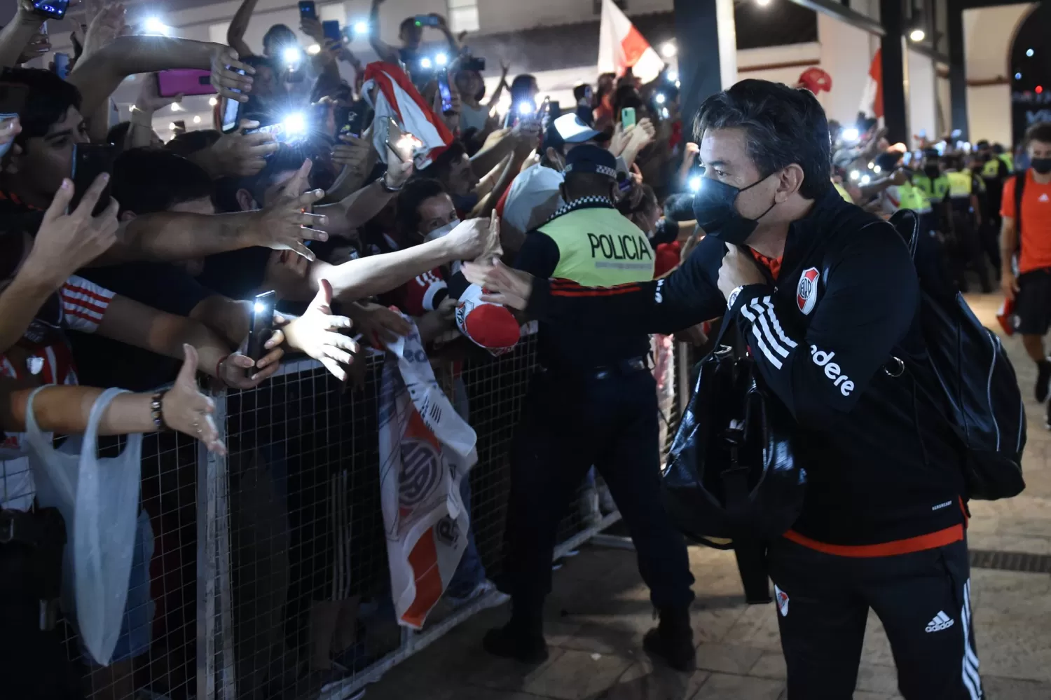 EN TUCUMÁN. Marcelo Gallardo saluda a los hinchas que recibieron al plantel millonario. Foto: Prensa River Plate