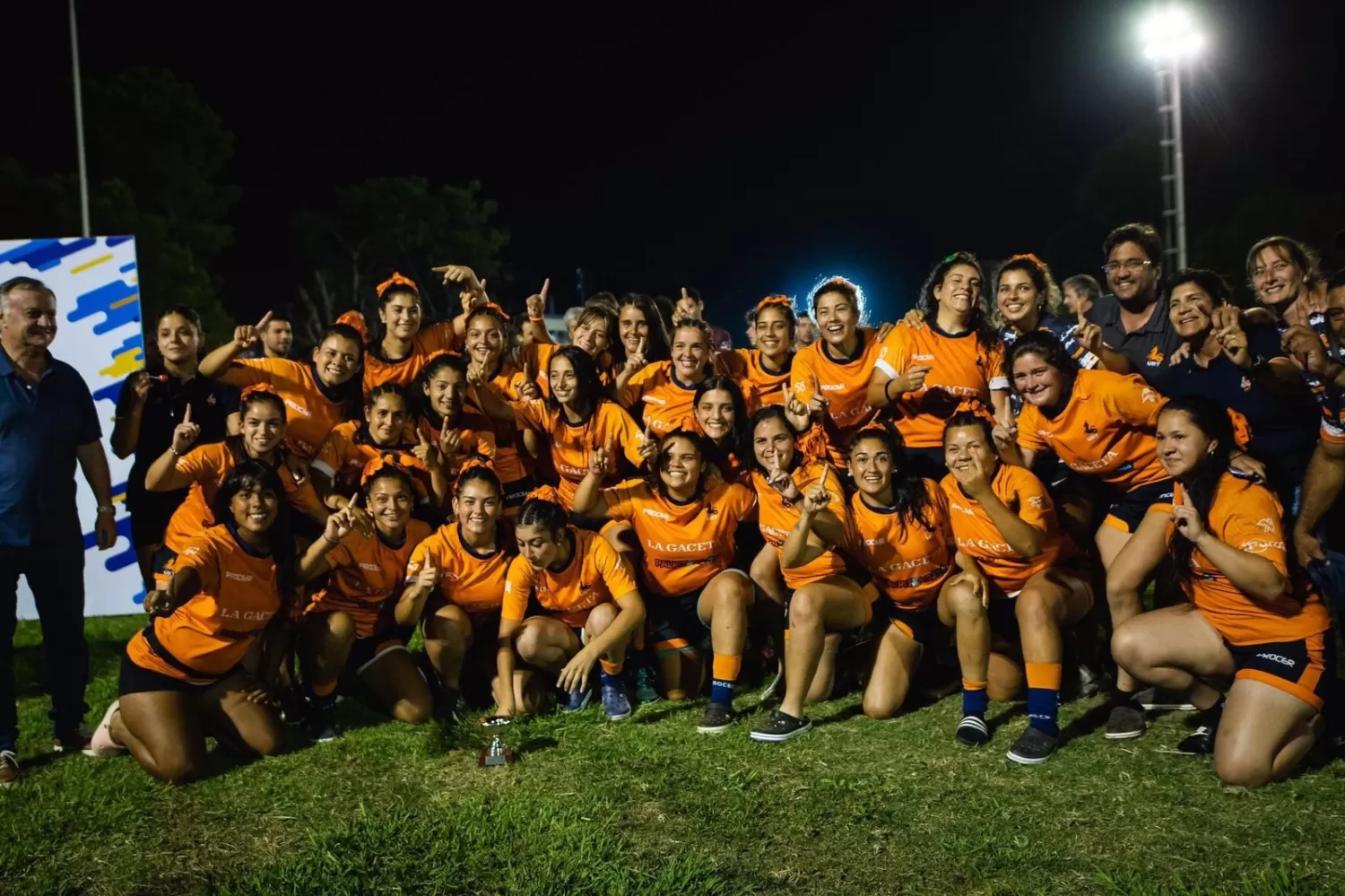 HICIERON HISTORIA. Las Naranjas y la foto para la posteridad, como la primera selección en ganar un torneo nacional en 15. 
