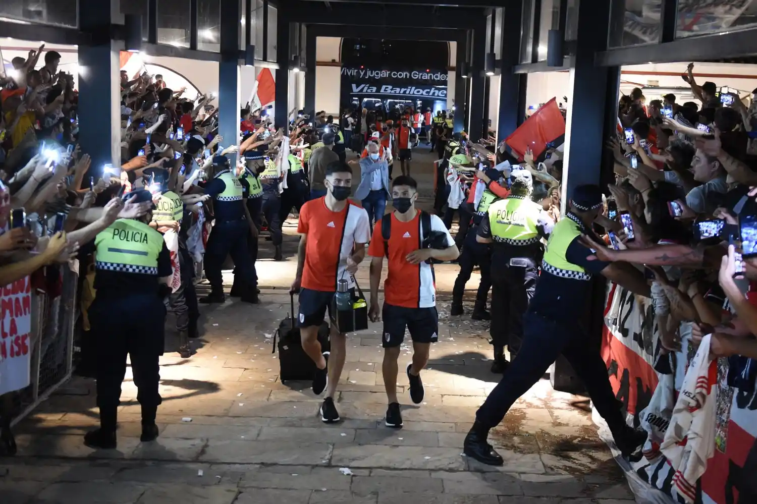 RECIBIMIENTO MULTITUDINARIO. Los hinchas se agolparon anoche para esperar al plantel 