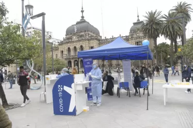 Covid-19: ¿Hasta cuándo podés acceder a la vacunación y a los testeos en la plaza Independencia?