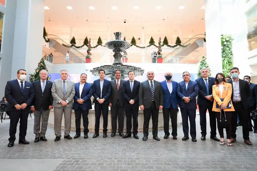 EN SANTIAGO DEL ESTERO. Juan Manzur, junto a los gobernadores de la región; entre ellos, Osvaldo Jaldo. Foto Twitter  @JuanManzur