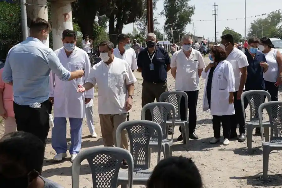 RECORRIDO. El miércoles, durante los festejos por el día de la Virgen, el ministro de Salud Luis Medina Ruz recorrió nodos en La Reducción y en Lules. LA GACETA