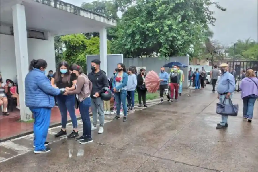 RECORRIDO. El miércoles, durante los festejos por el día de la Virgen, el ministro de Salud Luis Medina Ruz recorrió nodos en La Reducción y en Lules. LA GACETA