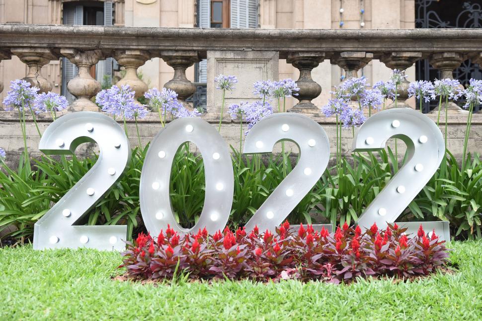 EN POCAS SEMANAS MAS. Faltan 20 días para que comience el año 2022; y en la sede del PE puede verse este gran número iluminado. 