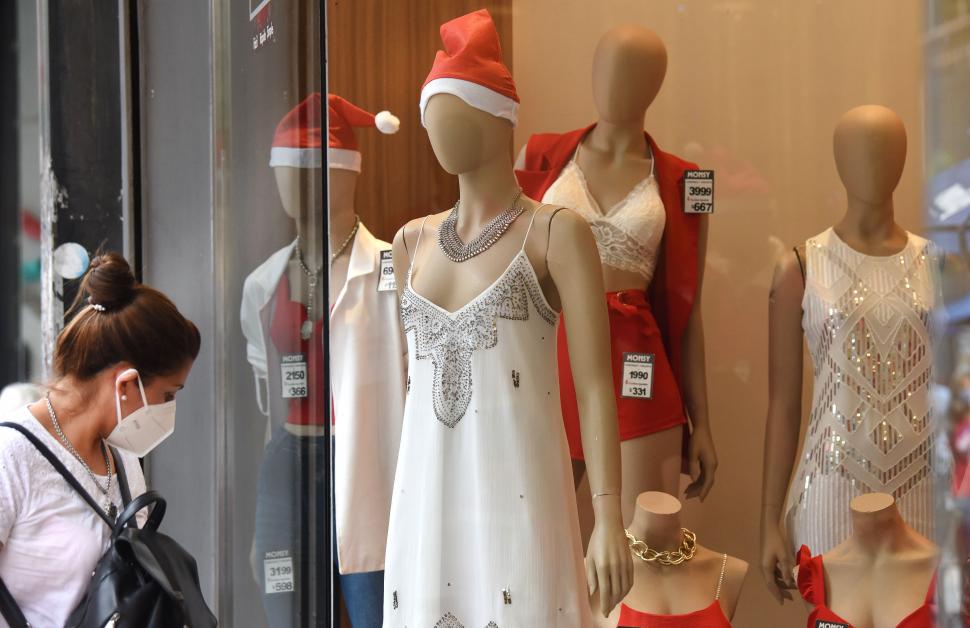 EN ROJO Y BLANCO. Los colores tradicionales de esta época se muestran en los gorros y prendas de vestir.