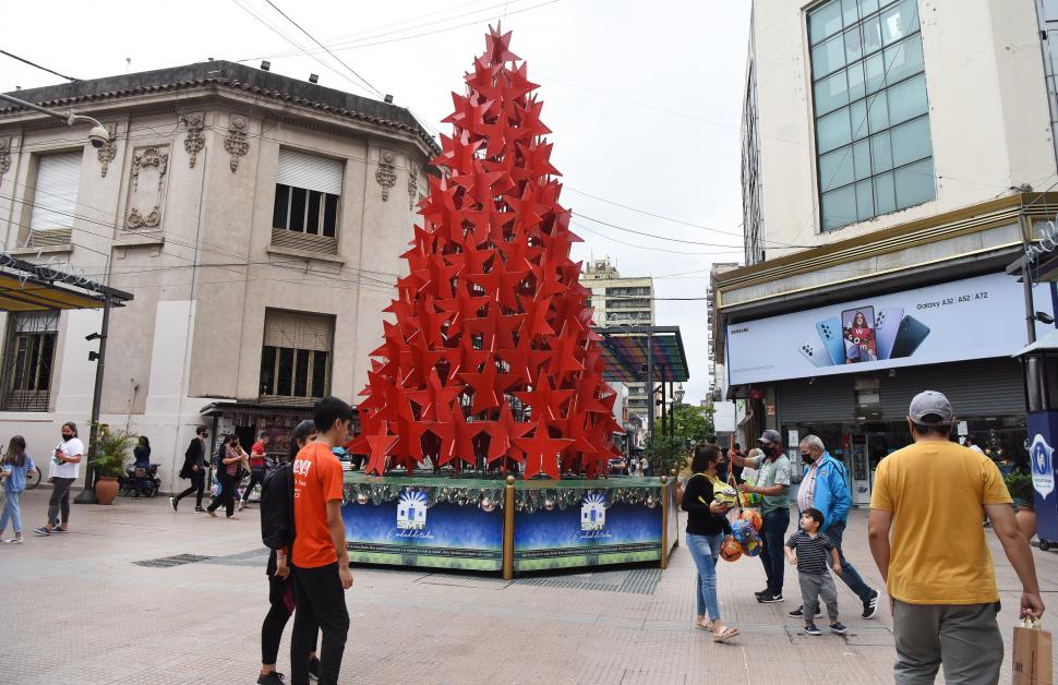 LA IMAGEN TRADICIONAL DE LA PEATONAL. En Mendoza y Muñecas, la Municipalidad instaló la metálica, roja y llamativa figura de estrellas que representa un árbol navideño. 