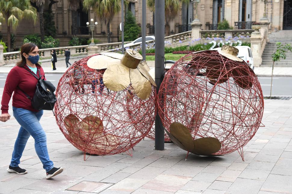 EN PLAZA INDEPENDENCIA. En diferentes lugares del paseo se colocaron estos enormes globos. 