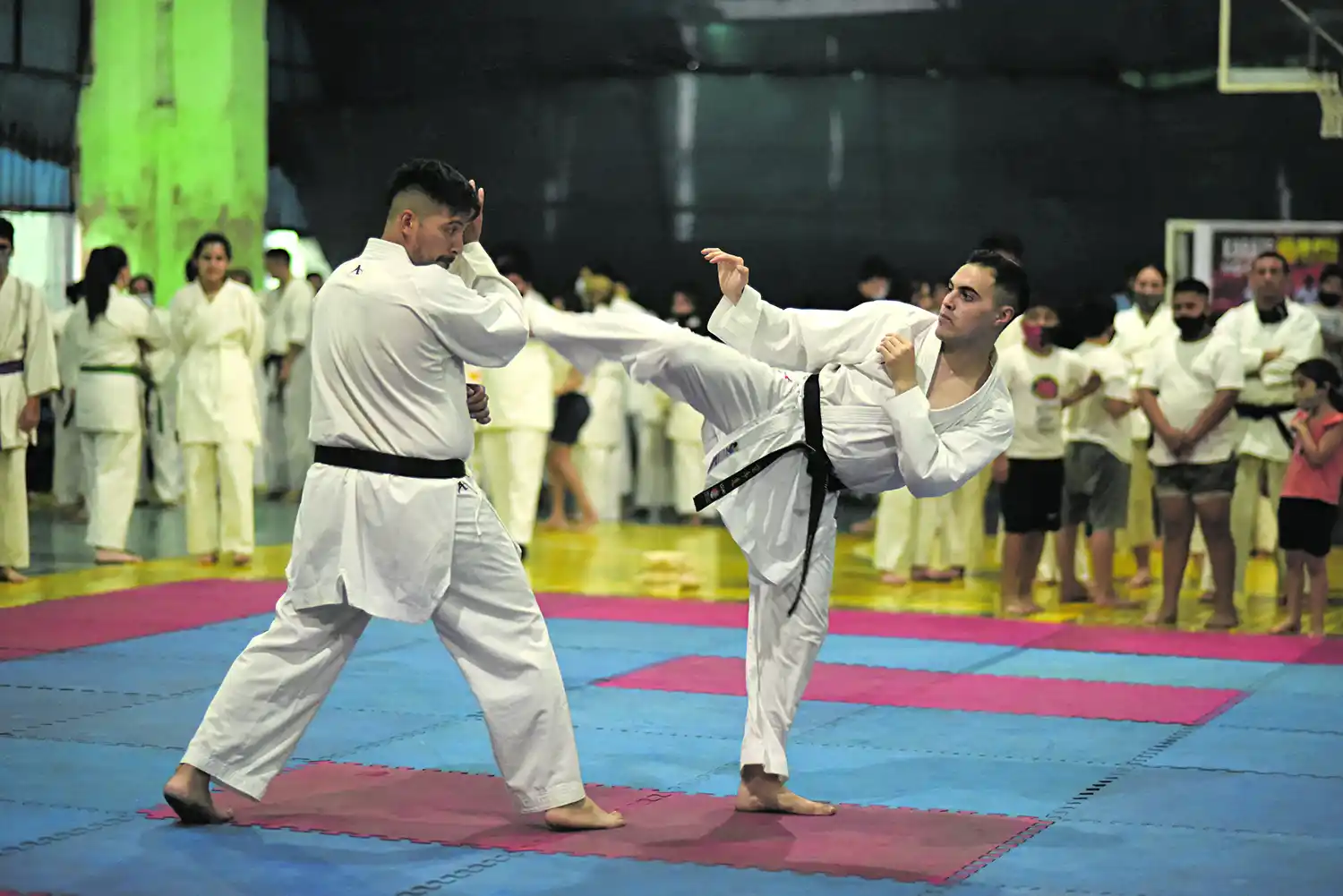 EN ACCIÓN. Navarro ataca a Lucas Lugones que fue el subcampeón en la categoría.