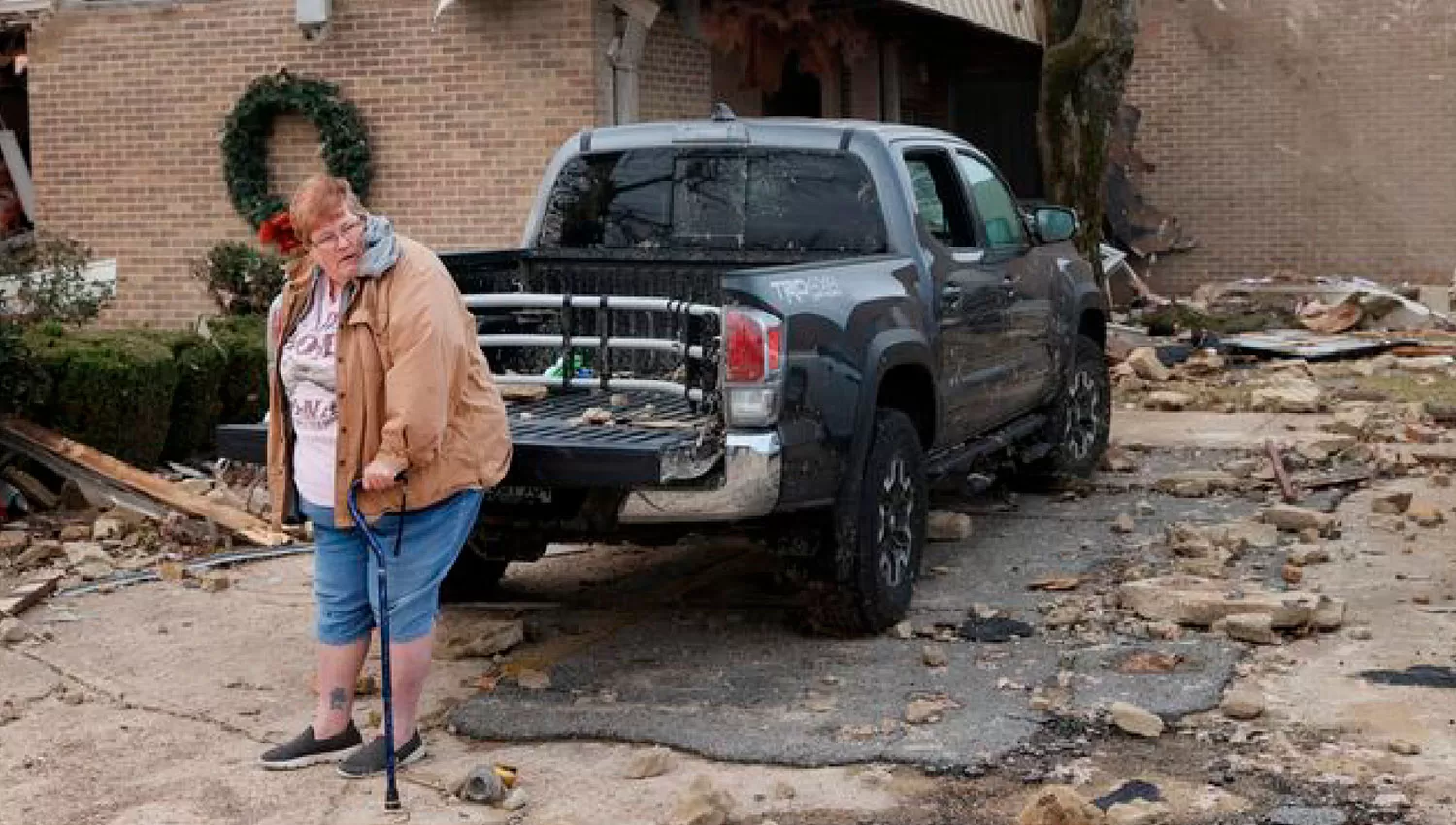 DESTROZOS. Una mujer recorre los escombros de su barrio en Arkansas.